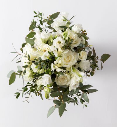 Liten brudebukett med hvite roser